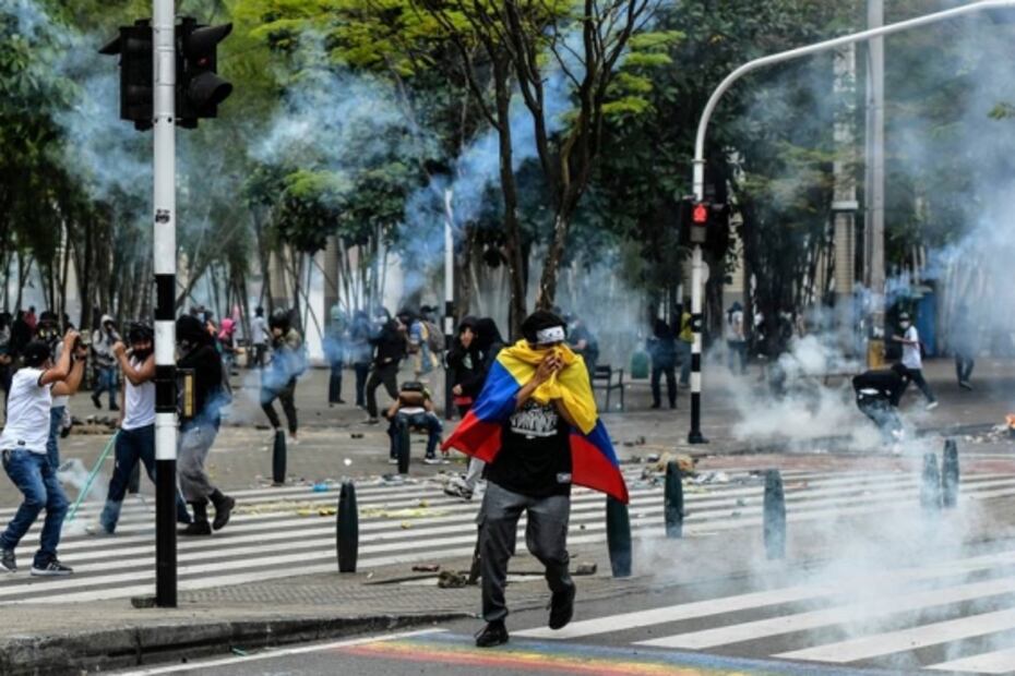 Protestas contra reforma tributaria dejan un muerto en Colombia