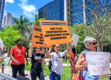 Jueza federal de EU bloquea deportaciones rápidas de migrantes; se viola debido proceso, afirma