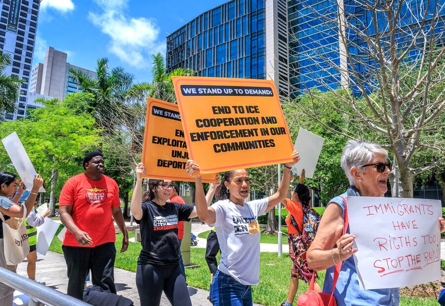 Activistas  promigratorios en una manifestación frente al Tribunal Wilkie D. Ferguson en Miami, Florida. Foto: EFE