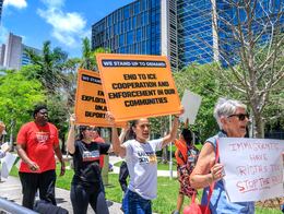 Jueza federal de EU bloquea deportaciones rápidas de migrantes; se viola debido proceso, afirma