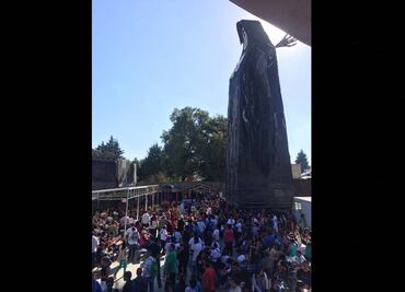 Más de mil honran a la Santa Muerte en Tultitlán