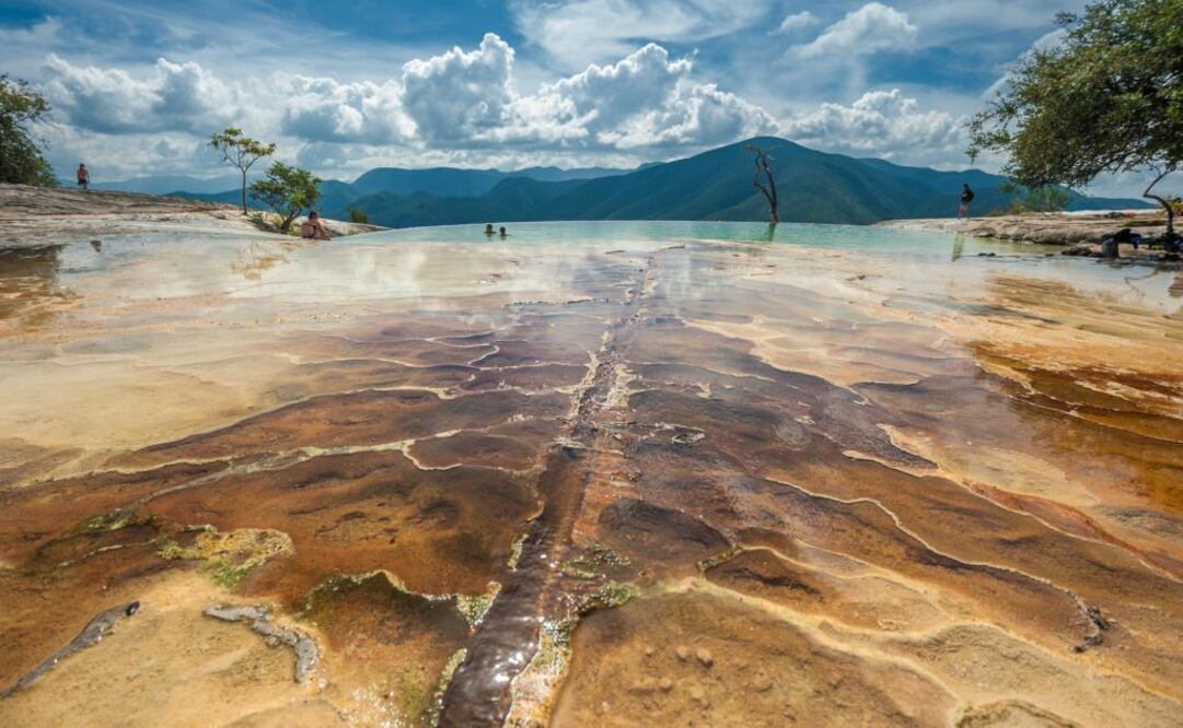 Desde los manantiales de Hierve el Agua, Oaxaca, puedes ver las sierras que bordean la zona. (Foto: Istock)