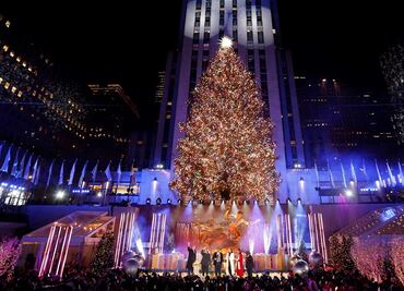 Nueva York da la bienvenida a la Navidad con encendido de árbol del Rockefeller Center