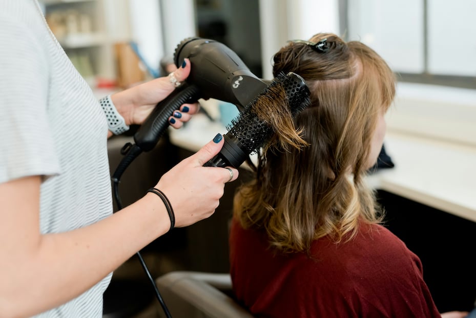 A partir de los 40, también puedes optar por elegir tu corte de cabello conforme tu rutina. Foto: Unsplash