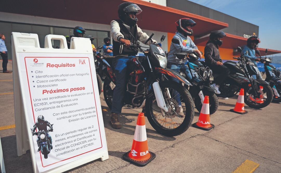 Una vez que pasan la certificación, motociclistas deben aprobar un examen de conocimientos del Reglamento de Tránsito del Edomex. Foto: de LUIS CAMACHO. EL UNIVERSAL