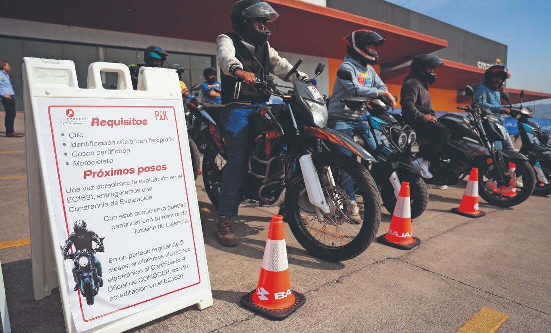 Una vez que pasan la certificación, motociclistas deben aprobar un examen de conocimientos del Reglamento de Tránsito del Edomex. Foto: de LUIS CAMACHO. EL UNIVERSAL