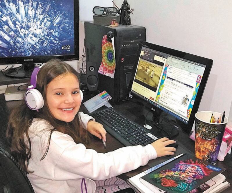 Mariana Contreras, estudiante colombiana, tiene una computadora e internet rápido y dice que no le ha costado adaptarse a la educación a distancia, aunque sabe de otros que sí. FOTOS: CORTESÍA