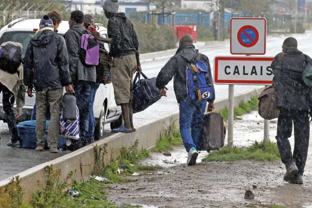 Los inmigrantes comenzaron ayer a desalojar el campamento en Calais, luego de que un tribunal de Lille validara su desmantelamiento (PASCAL ROSSIGNOL. REUTERS)