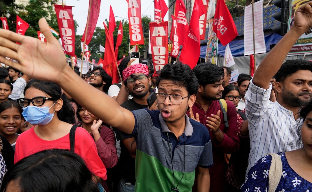 Activistas estudiantiles participan en una protesta del movimiento Cockroach Janata Party (CJP) para exigir reformas al sistema educativo, durante una manifestación en India (24/07/2026). Foto: AP