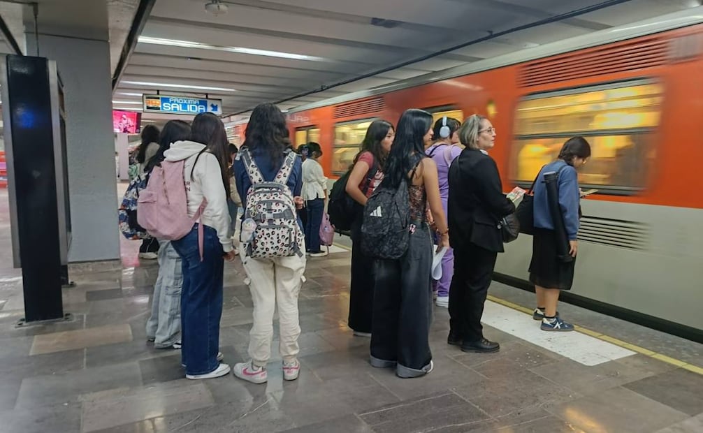 Retrasos en el Metro de la CDMX generan desesperación entre usuarios; trenes tardan hasta 9 minutos en pasar.
Foto: Gisela González Granados