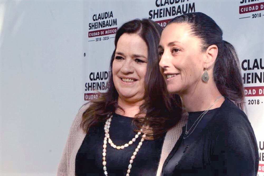 Patricia Ruiz Anchondo, próxima directora de la Procuraduría Social de la Ciudad de México, y la jefa de Gobierno electa, Claudia Sheinbaum, dieron a conocer algunos de los puntos en los que trabajarán en la próxima administración. (CORTESÍA)