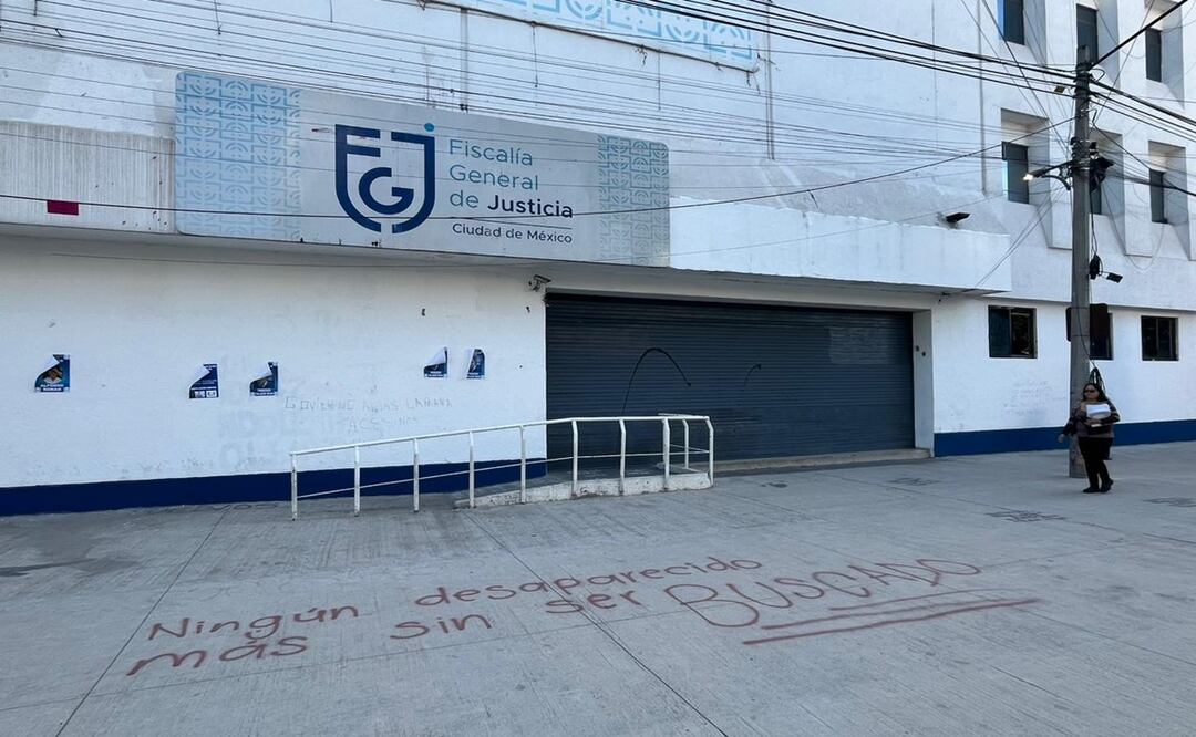 Bloqueo en la Fiscalía de Justicia de CDMX causa caos vial y afecta acceso a usuarios y trabajadores. Foto: Kevin Ruíz