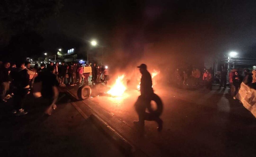 Los manifestantes llevaron llantas usadas y les prendieron fuego. Foto: Especial