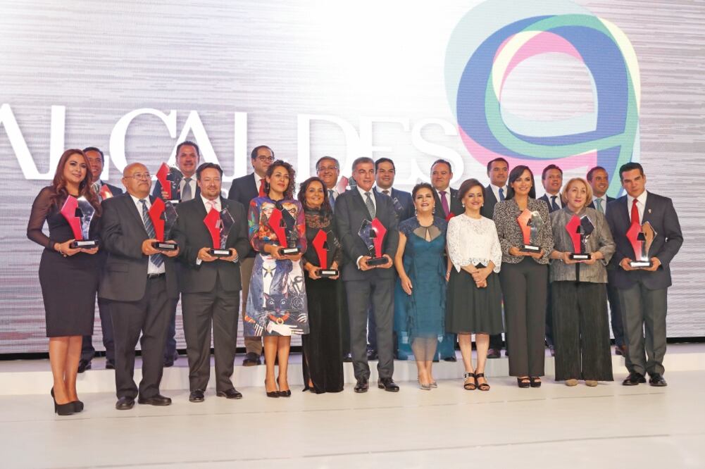 Aspecto de los funcionarios galardonados durante la octava edición de los premios que otorga la revista Alcaldes de México. Foto: YADÍN XOLALPA. EL UNIVERSAL.