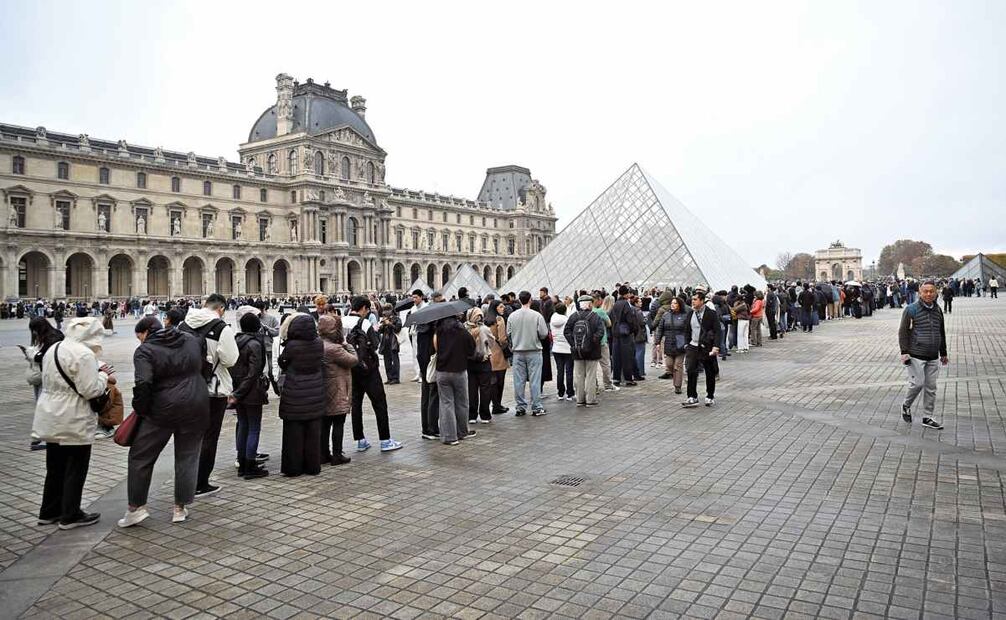 Cientos de turistas formados para entrar al Museo del Louvre en París, Francia. Foto: Emma Da Silva / AP