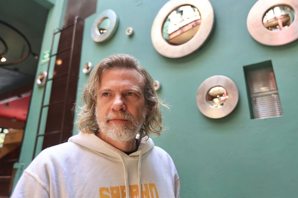 Luis Felipe Fabre en la librería Péndulo, en la Condesa. El poeta ganó el Premio Elena Poniatowska 2019 con su obra "Declaración de las canciones oscuras", libro que deshila la poesía de San Juan de la Cruz. Foto: Berenice Fregoso /El Universal