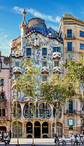 En Barcelona, conoce la fantástica Casa Batlló, diseñada por Gaudí