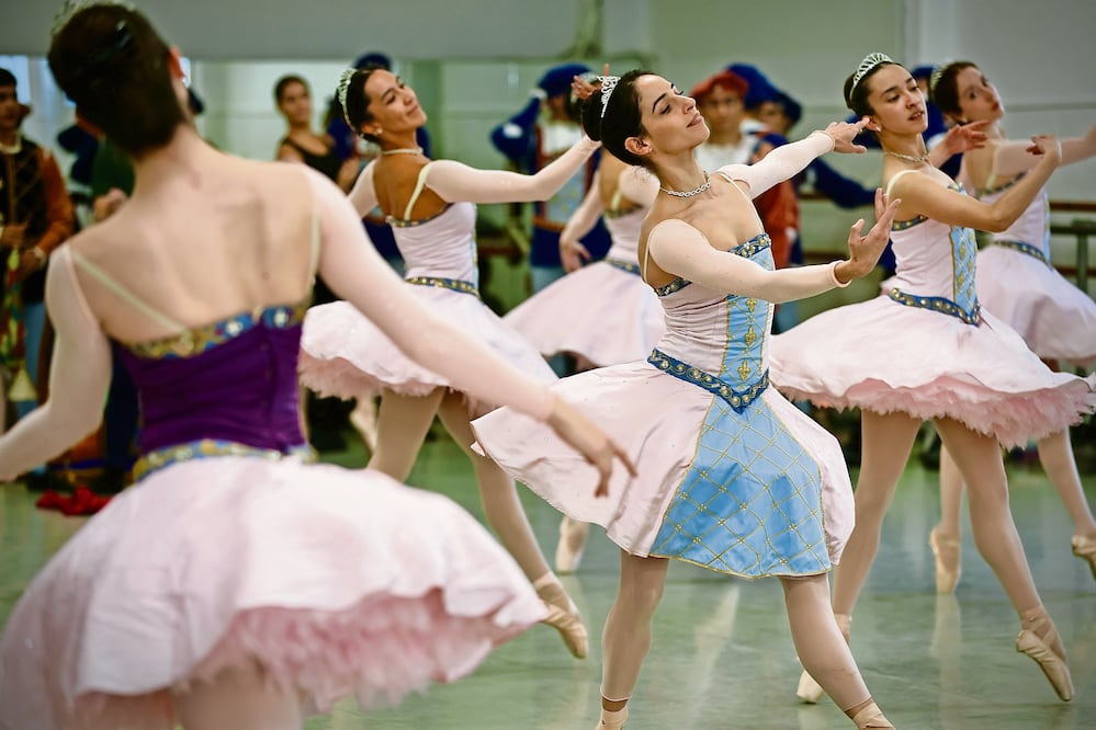 Ballet para las nuevas generaciones 

La Compañía Nacional de Danza de México fue fundada en 1963 contando con más de medio siglo de vida, es la más antigua del país, nombrándose en sus inicios como Ballet Clásico de México; ha contado con primeros bailarines como; Laura Urdapillleta, Francisco Araiza, Blanca Ríos, José Urrutia, entre muchos otros más que han enriquecido la evolución artística y cultural mexicana. 
 Este gran semillero de bailarines aún tiene mucho que ofrecer a las nuevas generaciones que llegan maravillados y comprometidos a mantener la gran herencia de la danza clásica y a su vez, son alentados a generar y contribuir constantemente con nuevas creaciones. Fotos y texto: Berenice Fregoso El universal 