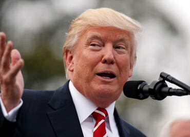 Trump arremete contra demócratas por su oposición al plan de salud