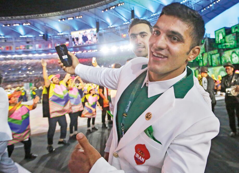 Los competidores son los primeros en utilizar dispositivos portátiles. En la foto, un integrante de la delegación iraní el pasado viernes 5 de agosto, durante la inaguración de los Juegos Olímpicos (DAVID GOLDMAN. AP)