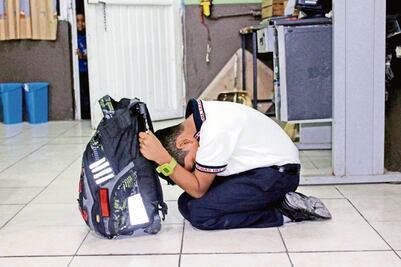 Juan, de 11 años, diseña mochila blindada