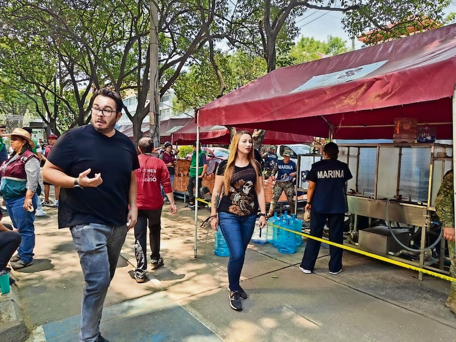 Elementos de la Secretaría de Marina agilizaron la entrega de garrafones a los vecinos que aún los requieran Foto: David Fuentes / El Universal