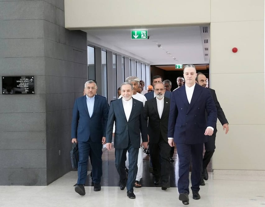 La delegación iraní encabezada por el ministro de Exteriores, Abás Araqchí, se dirige al lugar de las reuniones con el ministro de Exteriores de Omán. Foto: EFE