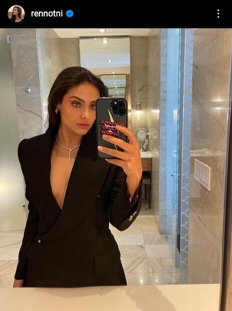 Renata Notni te muestra como lucir un total look black en otoño 