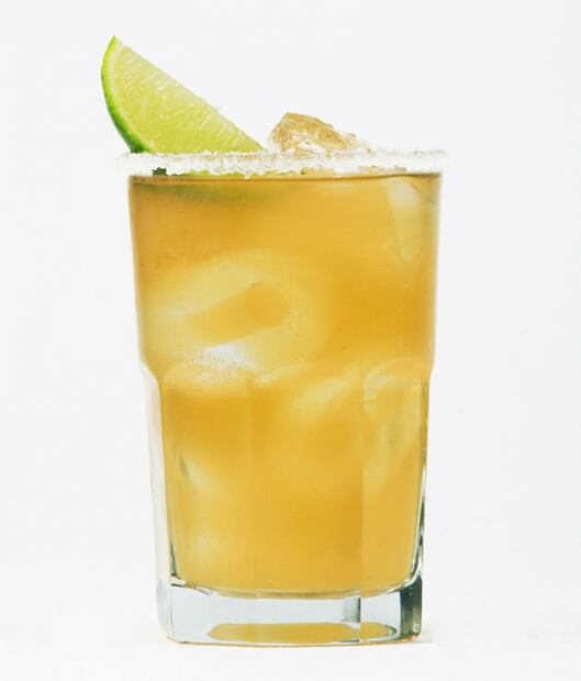 10 cocteles para brindar este 10 de mayo