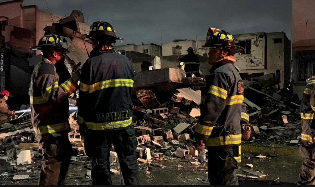 Bomberos trabajan entre escombros tras una explosión provocada por pirotecnia almacenada de manera ilegal en una vivienda del municipio de Pesquería, Nuevo León. Foto: especial