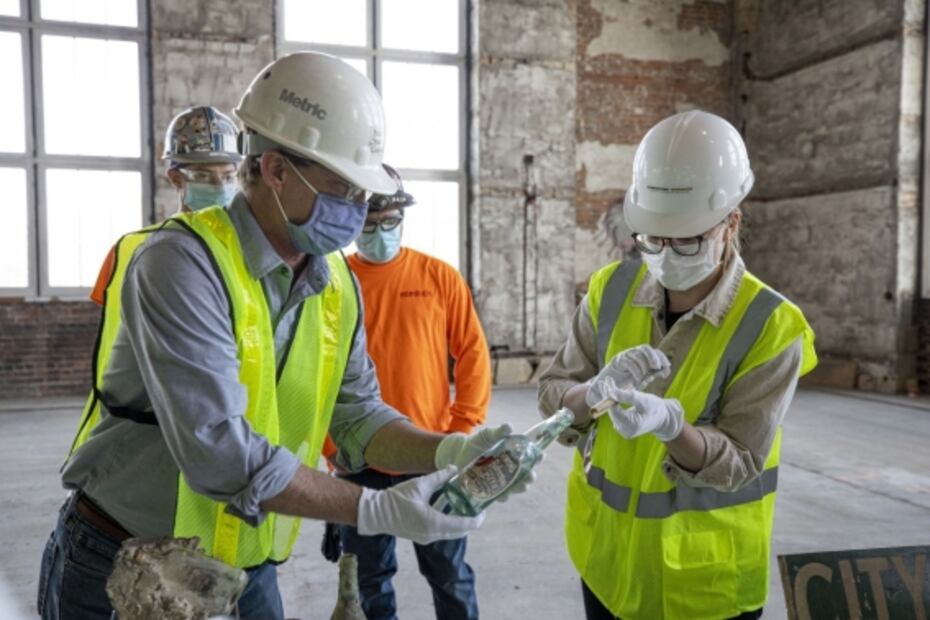100 años después, encuentran botella con mensaje en fábrica de Ford