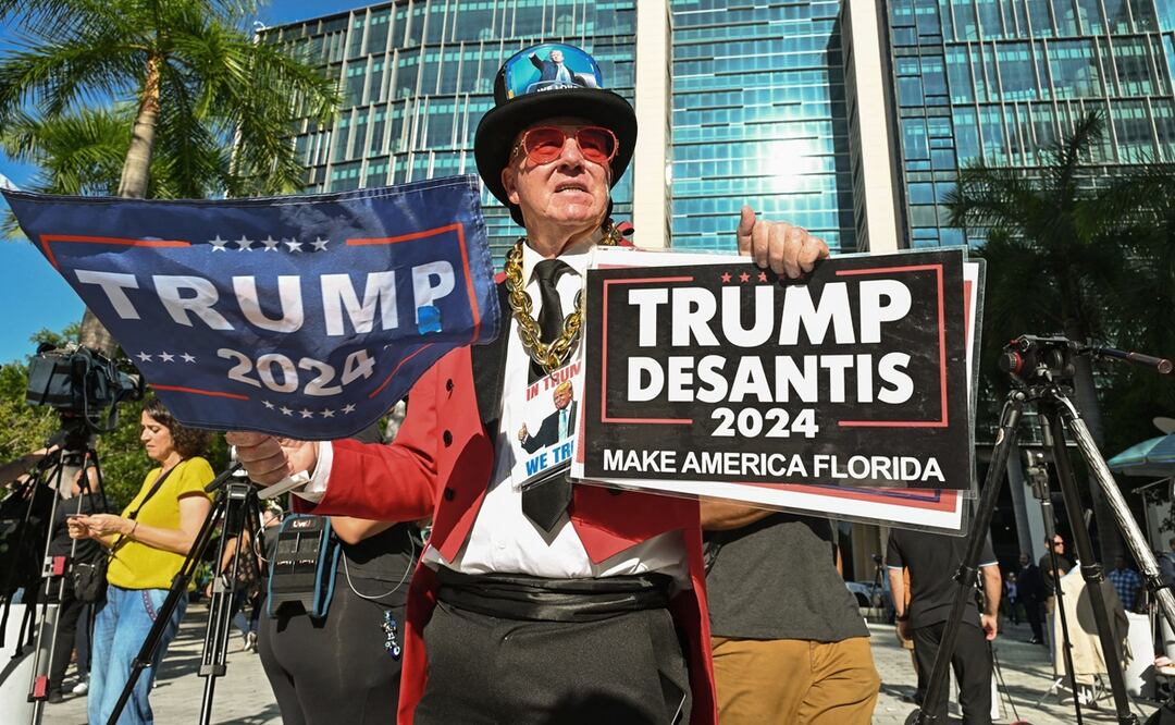 Gregg Donovan muestra su apoyo fuera del Palacio de Justicia de los Estados Unidos de Wilkie D. Ferguson Jr. antes de la lectura de cargos del expresidente Donald Trump en Miami, Florida. Foto: AFP