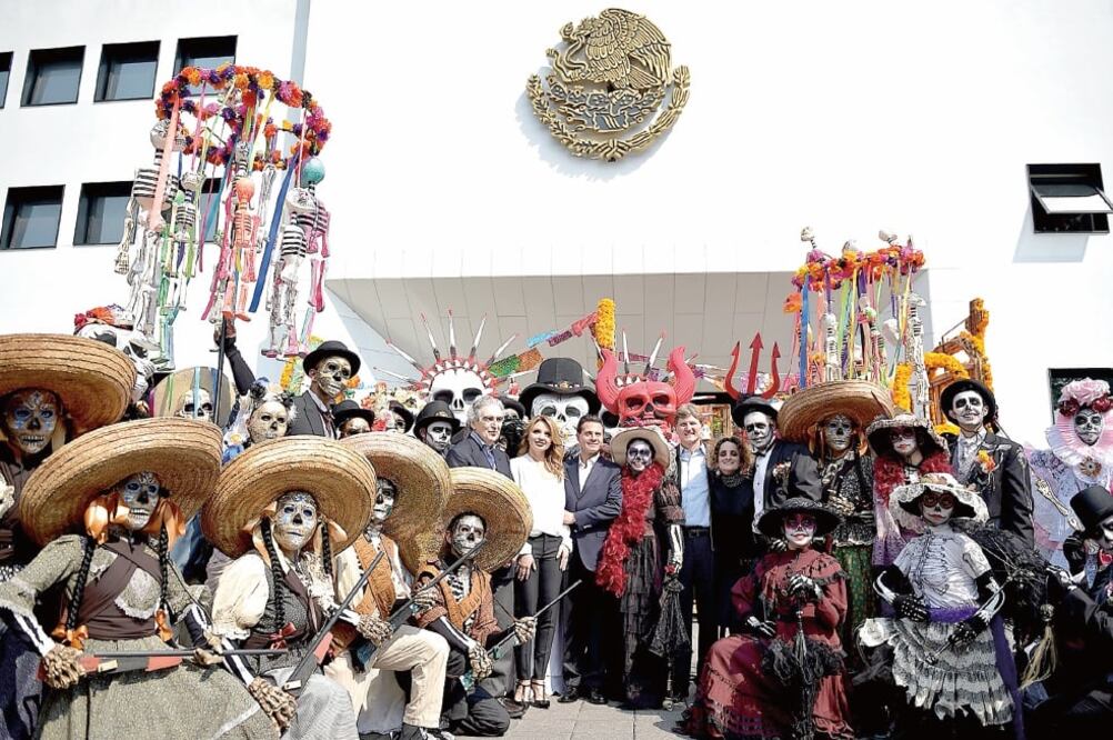 Durante 15 minutos aproximadamente, el presidente Enrique Peña Nieto, la primera dama, Angélica Rivera, y algunos invitados disfrutaron en privado del desfile Pa’l Panteón (FOTOS: PRESIDENCIA)