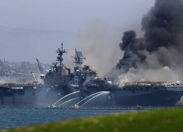 Incendio en buque de la Armada de EU en San Diego deja 18 heridos