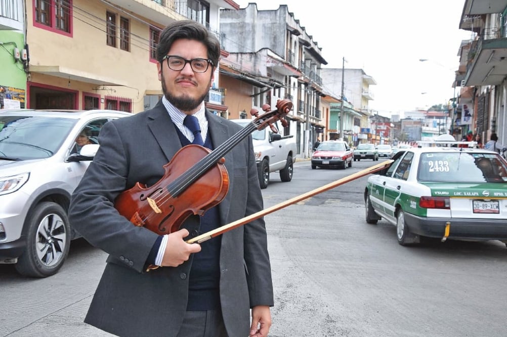 Enrique Manuel Márquez Almazán, de 36 años, es el único violinista mexicano que ha debutado en Carnegie Hall, en Nueva York (MIGUEL CARMONA. EL UNIVERSAL)