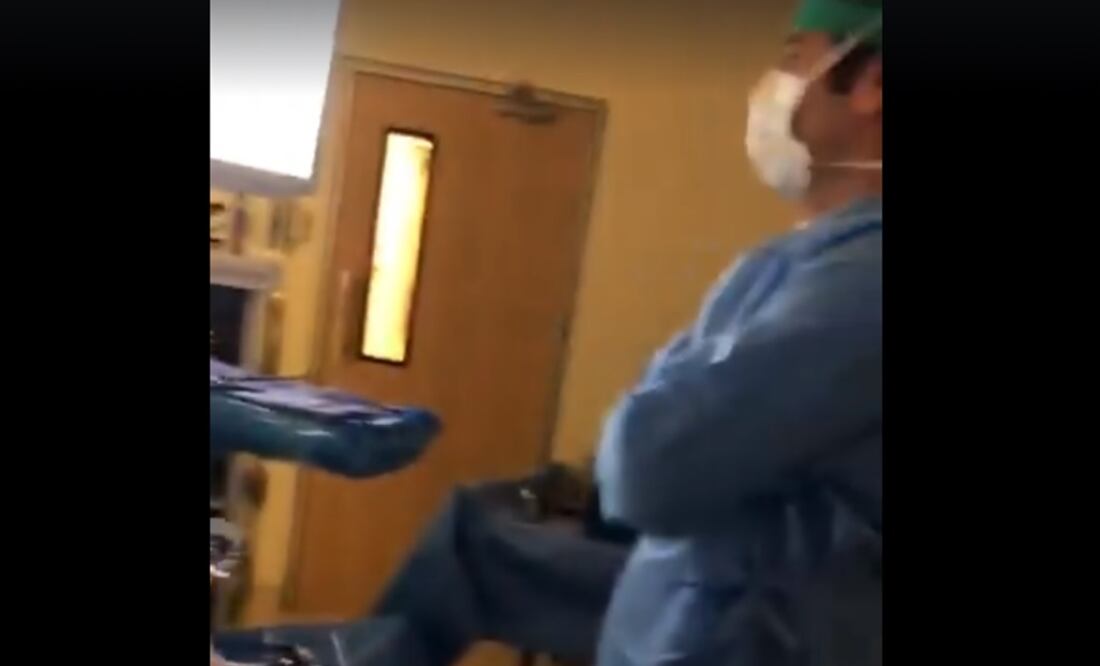 Incluso, uno de los doctores trató de detener el cuerpo del paciente para evitar que se moviera se forma brusca por el temblor.(Foto: captura de video)
