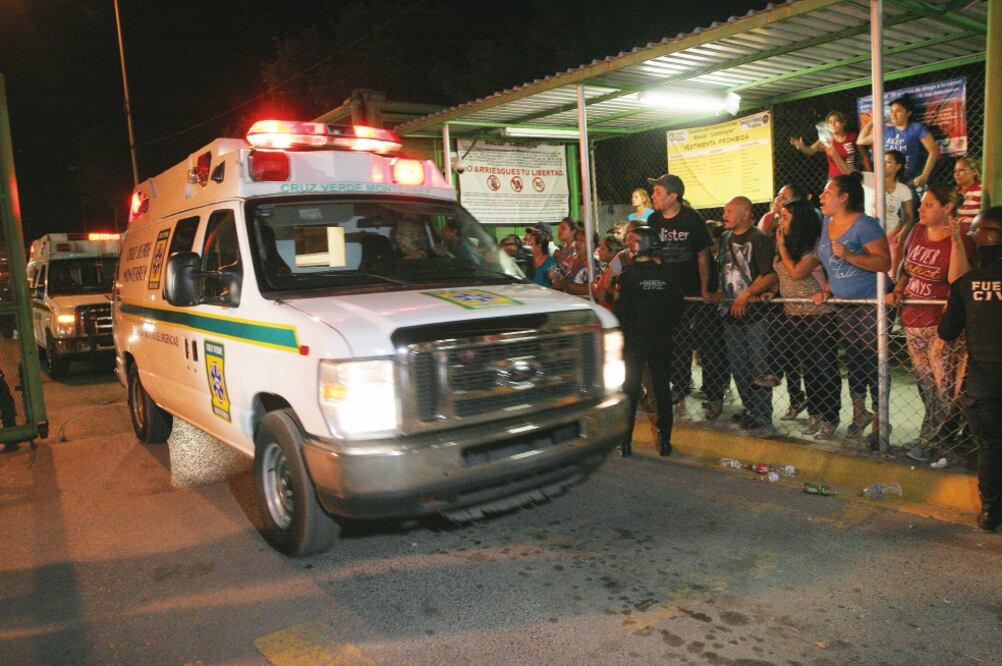 Las ambulancias arribaron al penal para atender a todos los reos lesionados e intoxicados por los medicamentos que consumieron (EMILIO VÁSQUEZ. EL UNIVERSAL)