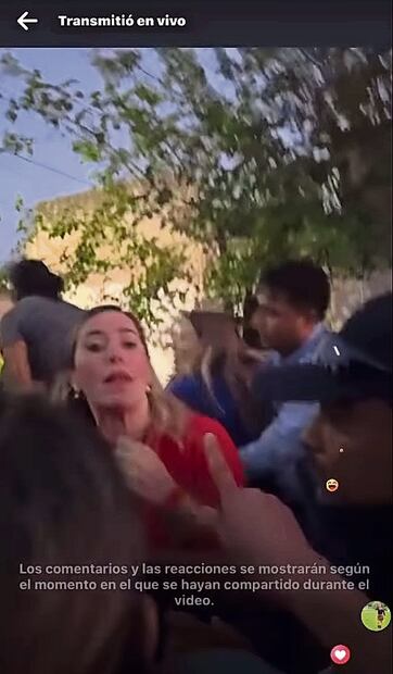 La alcaldesa de Múzquiz, Tania Flores (círculo), fue jaloneada durante una confrontación con priistas. Foto Especial