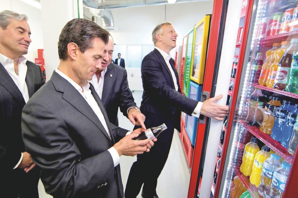 El presidente Enrique Peña Nieto aseguró que Coca Cola mantiene su confianza en México, pues anunció un plan de inversión, de 2014 a 2020, por 8 mil millones de dólares (PRESIDENCIA)