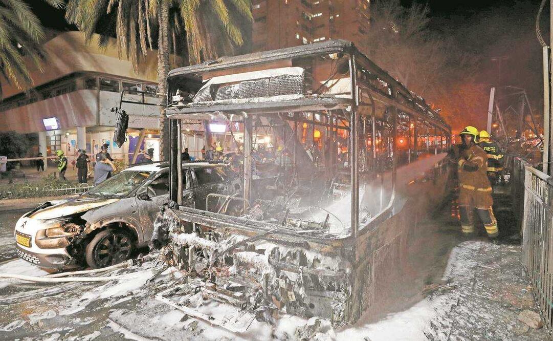 Tras el lanzamiento de cohetes de Hamas, uno impactó contra un autobús en la ciudad de Holón, al sur de Tel Aviv. Foto: Atef Safadi/ EFE.
