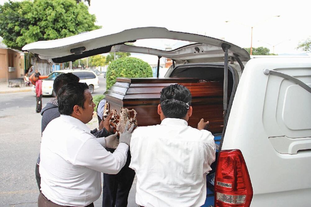 El cuerpo de los hermanos José Abraham y Rey David Copado Molina fueron entregados ayer, en Tehuacán, a sus allegados, quienes refirieron que se enteraron de los hechos por medio de las redes sociales (SAM MUÑOZ. EL UNIVERSAL)