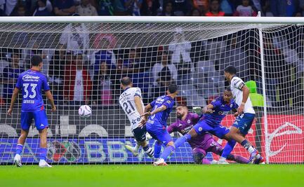 Barra le dedica “Hoja en blanco” a Cruz Azul: “Estamos por la historia y escudo, no por ellos”