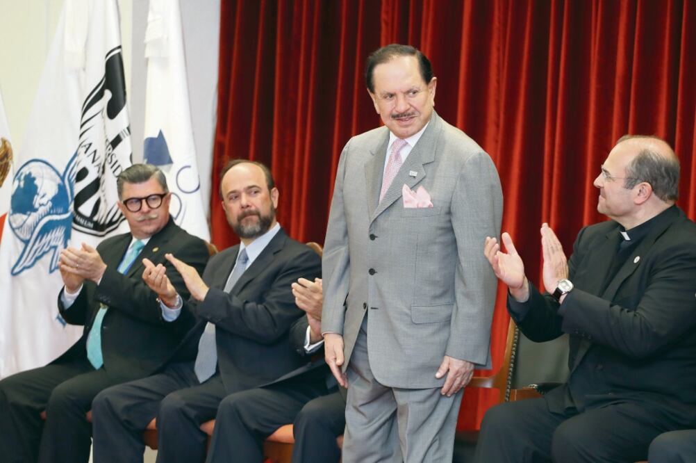 El Licenciado Juan Francisco Ealy Ortiz (de pie) recibió el galardón que otorga la Academia Mexicana de la Comunicación. Foto: GERMÁN ESPINOSA. EL UNIVERSAL