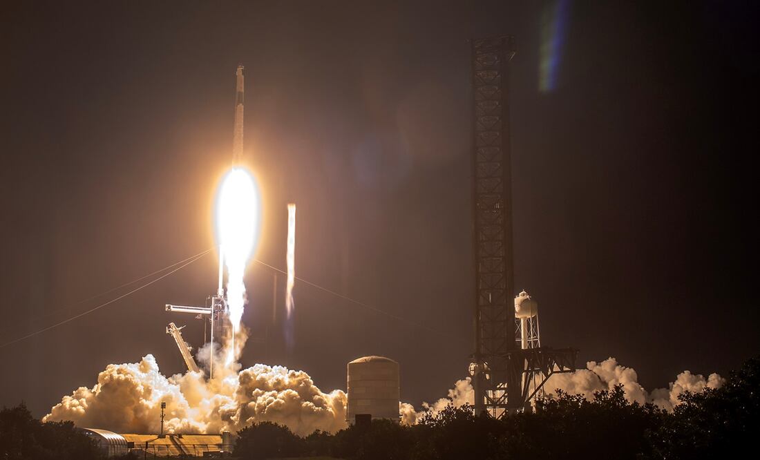 La misión SpaceX Crew-7 se eleva en un cohete Falcon 9 desde el complejo de lanzamiento 39A en el Centro Espacial Kennedy, Florida. Foto: EFE