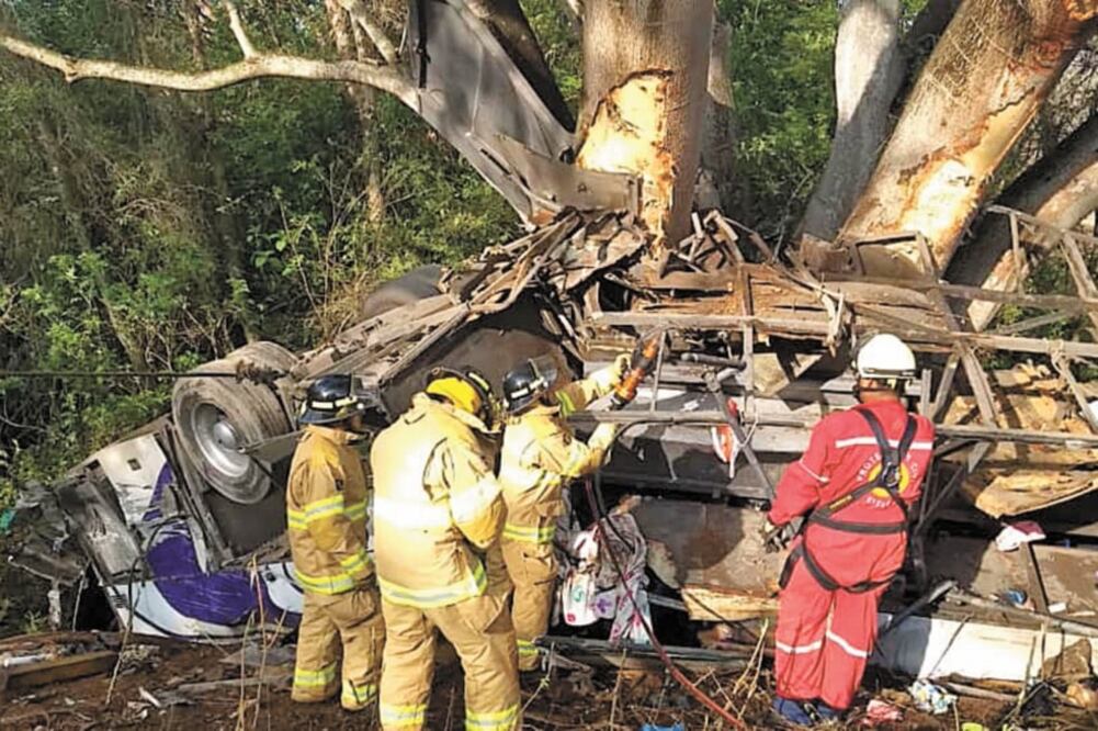 Elementos de distintas corporaciones rescataron a las personas que quedaron prensadas en el autobús. Foto/CORTESÍA PROTECCIÓN CIVIL