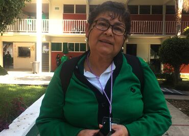 Doña Catita comparte con su nieto casa... y escuela