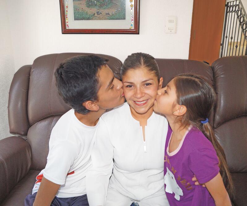 Sara expresa su satisfacción de servir a los enfermos, aunque para ello tenga que alejarse de su familia, pues dice que se debe actuar con profesionalismo y valor. Foto: Xóchitl Álvarez/EL UNIVERSAL