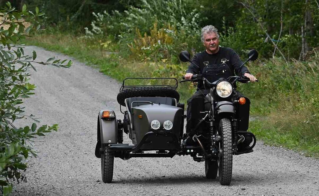 Mark Warren, residente de Alaska, conduce una motocicleta Ural nueva que recibió como regalo del gobierno ruso en Anchorage, Alaska, el lunes 18 de agosto de 2025, tras la visita del presidente ruso Vladímir Putin al estado para una cumbre con el presidente estadounidense Trump. Foto: AP