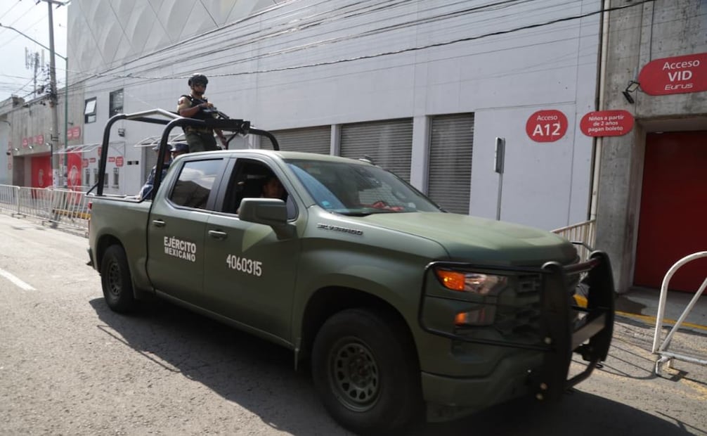 Elementos de seguridad afuera del Estadio "Nemesio Diez", antes del partido amistoso entre México y Serbia. Foto: Carlos Mejía / EL UNIVERSAL