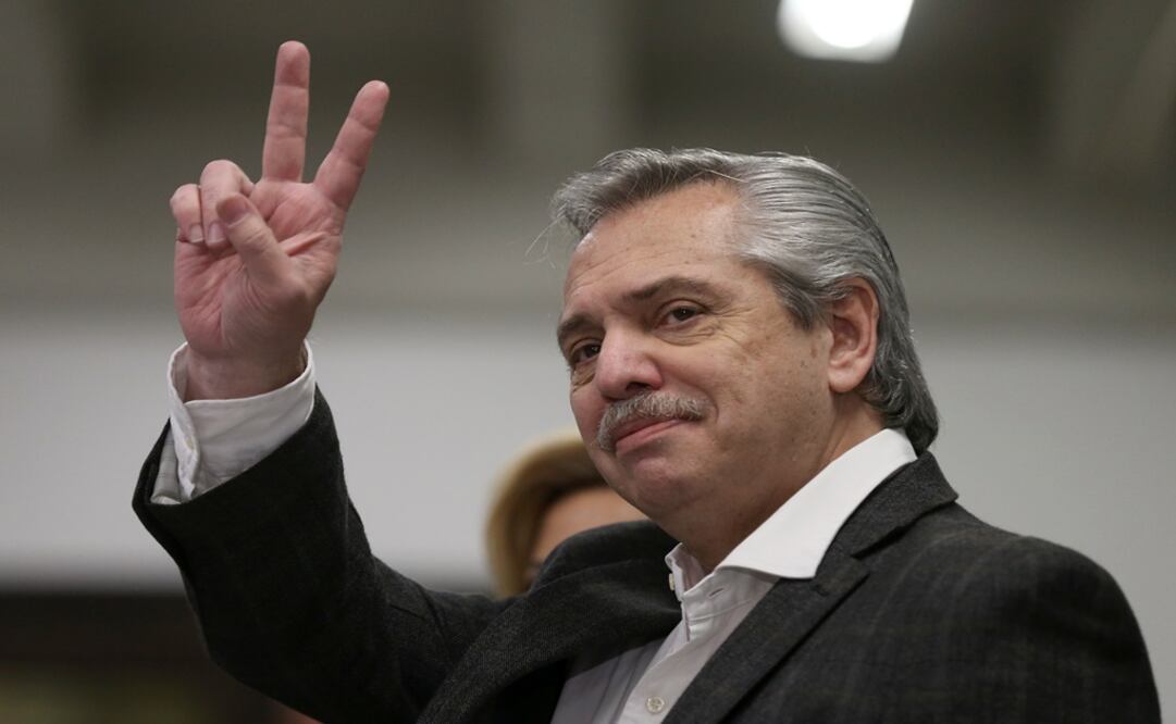 Presidential candidate Alberto Fernández makes the victory sign as he attends voting at a polling station during the primary elections, in Buenos Aires, Argentina - Photo: Agustin Marcarian/REUTERS